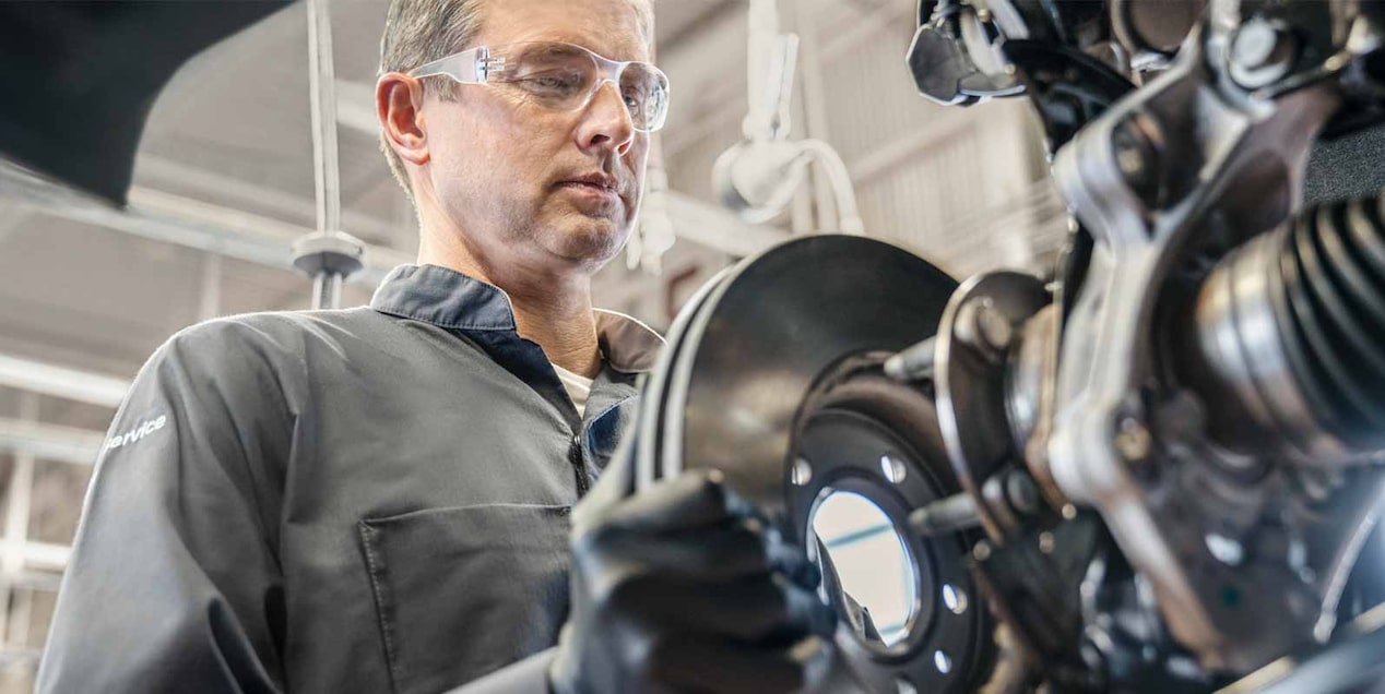 Un technicien du Service Certifié de GM remplace un disque de frein.