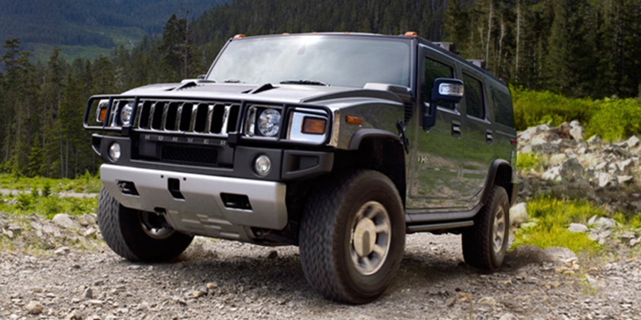 Un VUS Hummer (qui n’est plus offert sur le marché) dans les bois.