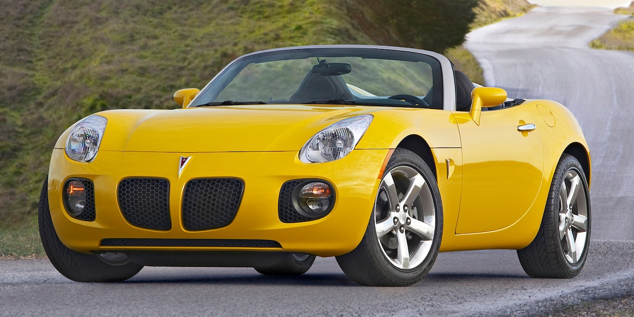 Une décapotable Pontiac (qui n’est plus offert sur le marché) en mouvement sur une route.