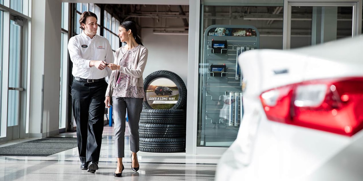 Un représentant du service à la clientèle de GM aide une cliente.