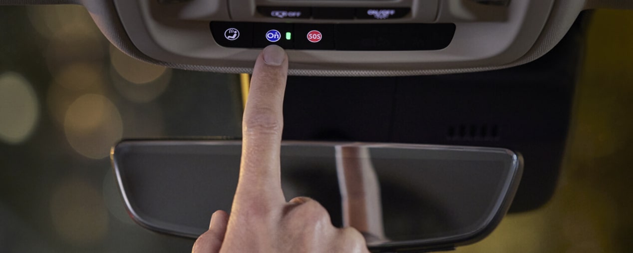 Un passager s’apprête à utiliser le soutien d’OnStar et des Services connectés.